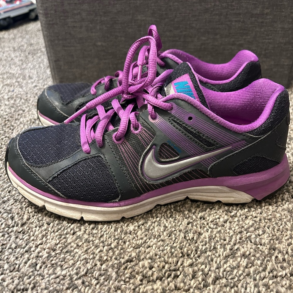 Nike Women's Black and Pink Athletic Shoes